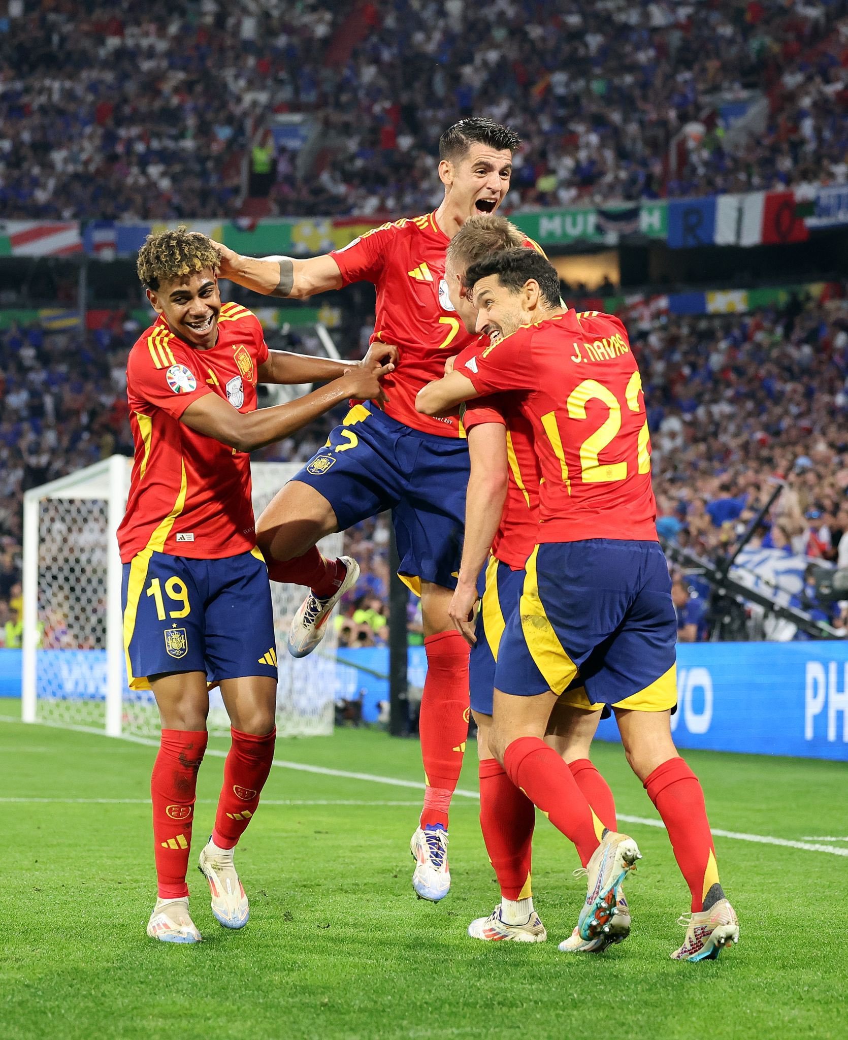 西班牙迎战荷兰,争夺欧洲足球桂冠