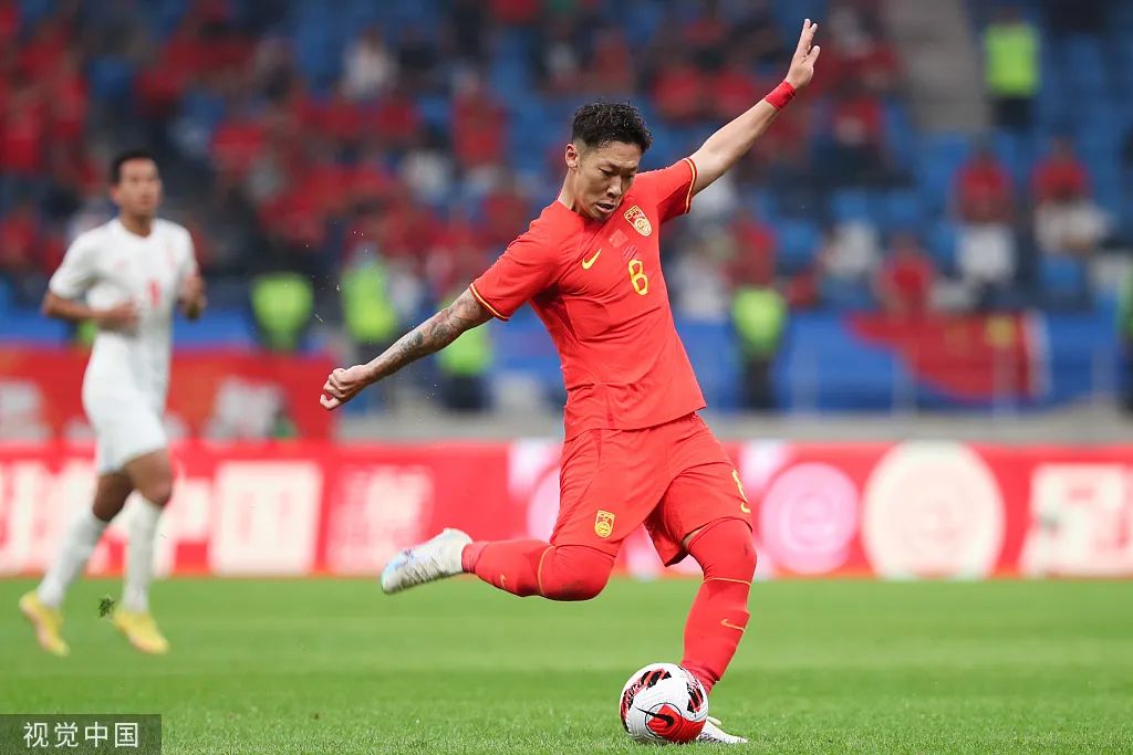 里尔足球队大胜对手,展现出色实力的英文